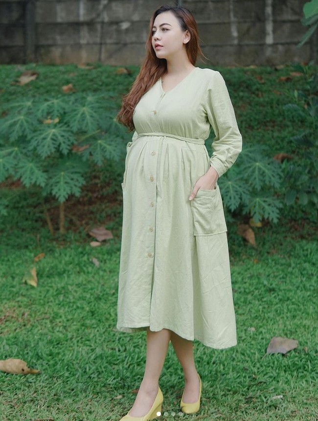 Kini Ratu Nabila telah resmi bercerai pada Rabu (5/5/2021). Pengadilan Agama menjatuhkan putusan cerai verstek karena pemain bola Persija itu enam kali mangkir dari sidang cerai. Foto: Dok.Instagram