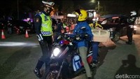 Ratusan kendaraan yang didominasi roda dua itu hendak mudik dan melintasi wilayah perbatasan Garut.