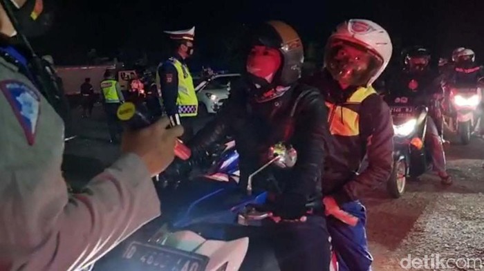 Ratusan Pemudik Diputarbalik di Garut Ratusan kendaraan pemudik diputarbalik petugas Selasa (11/5/2021) dini hari. Ratusan kendaraan yang didominasi roda dua itu hendak mudik dan melintasi wilayah perbatasan Garut.