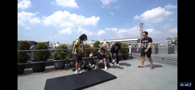 Di lantai atas juga terdapat area rooftop. Biasanya mereka pakai untuk berolahraga. (Foto: YouTube/Trans 7 Official)