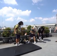 Di lantai atas juga terdapat area rooftop. Biasanya mereka pakai untuk berolahraga. (Foto: YouTube/Trans 7 Official)