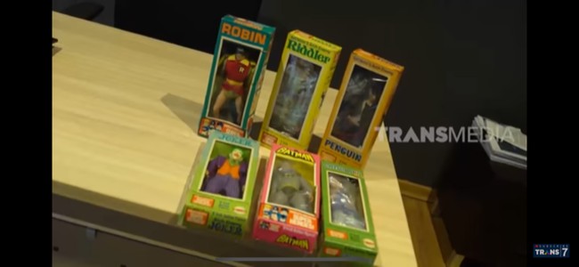 Dari sekian banyak koleksi, Davy dan Shamar menyebut action figure DC Comics vintage ini sebagai salah satu yang termahal. Jika ditotal harganya, bisa mencapai Rp 1 miliar. (Foto: YouTube/Trans 7 Official)