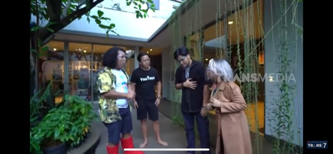 Rumah mereka hadir dengan gaya minimalis, tapi tetap asri dengan taman di tengah rumah. (Foto: YouTube/Trans 7 Official)