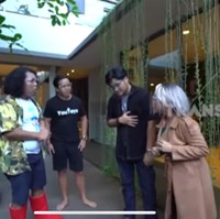 Rumah mereka hadir dengan gaya minimalis, tapi tetap asri dengan taman di tengah rumah. (Foto: YouTube/Trans 7 Official)