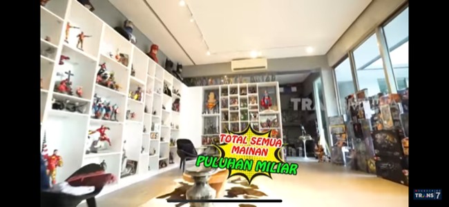 Hampir semua ruangan di rumah mereka dihiasi koleksi mainan. Salah satunya ini. (Foto: YouTube/Trans 7 Official)