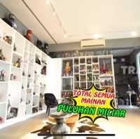 Hampir semua ruangan di rumah mereka dihiasi koleksi mainan. Salah satunya ini. (Foto: YouTube/Trans 7 Official)