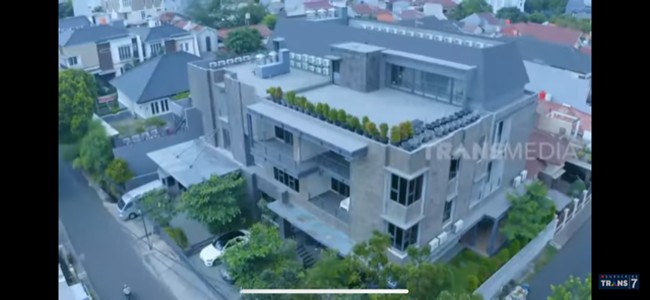Pernah kebayang seperti apa rumah milik kolektor mainan yang super mahal? Ini salah satunya. (Foto: YouTube/Trans 7 Official)