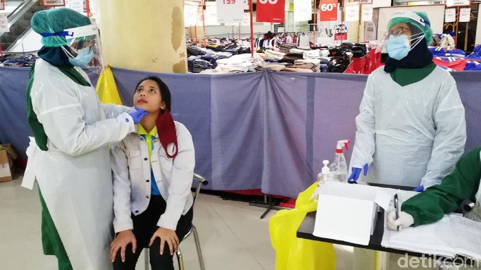 Salah seorang pengunjung mal di Solo yang dites swab secara acak