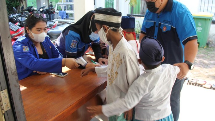 Santunan untuk Anak Yatim Piatu Di tengah pandemi dan menjelang akhir Ramadhan, banyak orang berlomba-lomba mendulang pahala. Seperti santunan anak yatim piatu yang dilakukan ini.