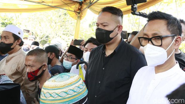Pemakaman Sapri Pantun di TPU Ulujami.