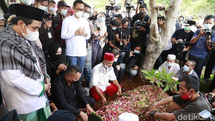 Pemakaman Sapri Pantun di TPU Ulujami.