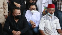 Adapula rekan-rekan artis seperti Eko Patrio hingga Vicky Prasetyo yang datang ke lokasi pemakaman Sapri Pantun. Pool/Palevi S/detikFoto