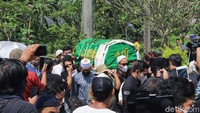 Nampak ratusan orang mulai berdatangan ke lokasi untuk melepas kepergian sang komedian yang dikenal lewat pantun-pantunnya itu. Pool/Palevi S/detikFoto