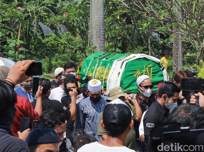 Pemakaman Sapri Pantun di TPU Ulujami.