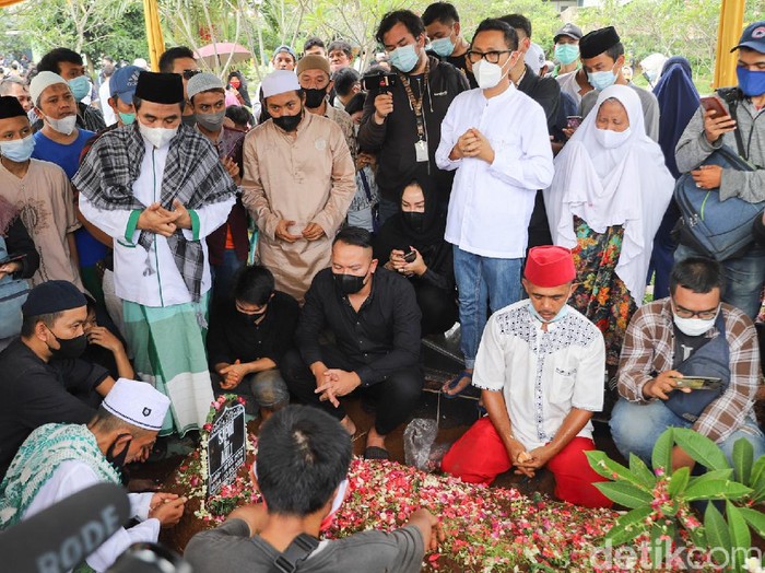 Pemakaman Sapri Pantun di TPU Ulujami.
