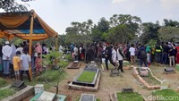Suasana pemakaman Sapri Pantun di TPU Ulujami Jakarta Selatan pada siang tadi.