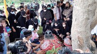 Pihak keluarga pun tak kuasa menahan tangis usai jenazah Sapri Pantun dimasukan ke liang lahat.