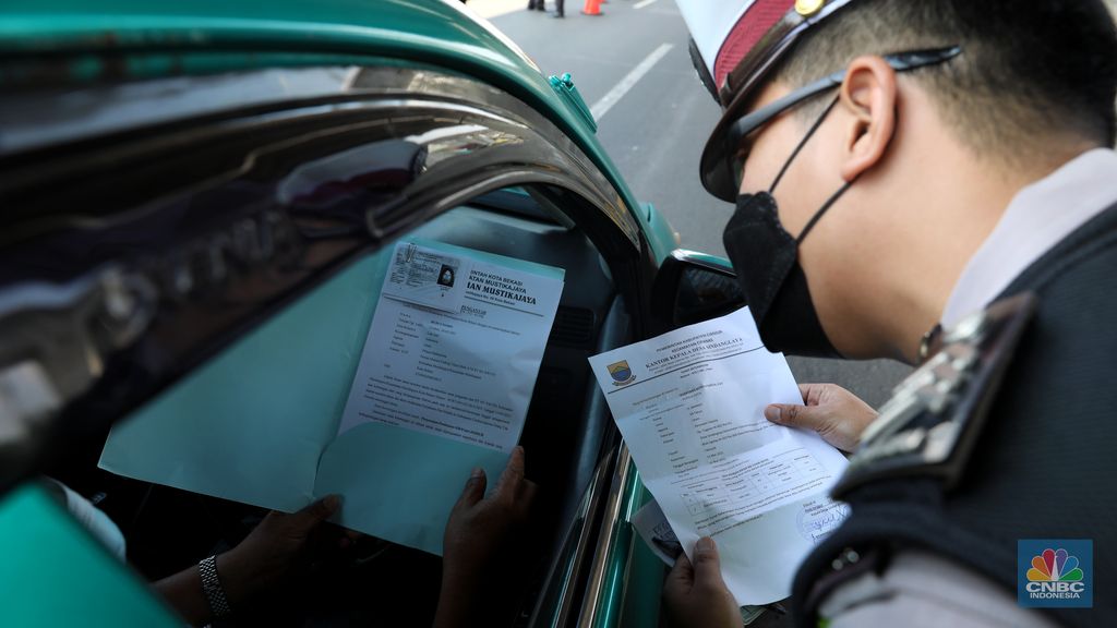 Sejumlah petugas Kepolisian memeriksa dokumen pengendara yang melintas di pos penyekatan pemudik Tol Cikarang Barat, Kabupaten Bekasi, Jawa Barat, Selasa (11/5/2021). Petugas gabungan memperketat pemeriksaan dokumen kendaraan yang melintasi pos penyekatan pemudik jelang H-2 perayaan Hari Raya Idul Fitri 1442 H guna memutus rantai penyebaran wabah COVID-19.  (վ/Andrean Kristianto)