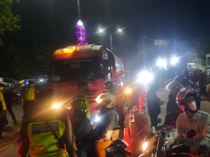 Polisi Izinkan Motor Pelat T Lewati Penyekatan Mudik Kedungwaringin