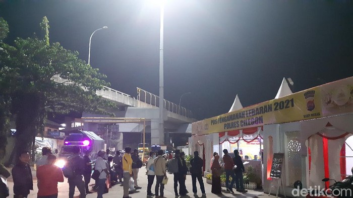 Suasana pemudik yang mengajukan permohonan menyeberang di pos penyekatan Pelabuhan Merak