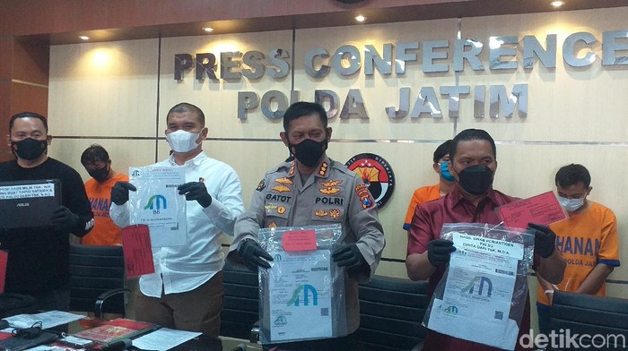 Polisi menangkap komplotan pembuat surat hasil rapid antigen dan tes swab palsu untuk pemudik. Mereka terancam hukuman 6 tahun penjara.