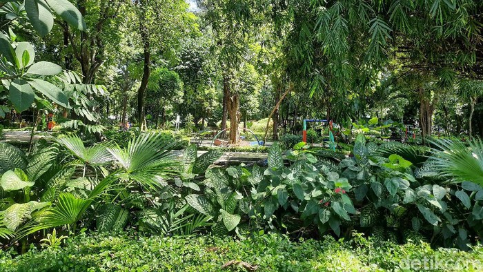 Selama libur Lebaran 2021, ada 8 taman di Surabaya yang dibuka untuk masyarakat. Namun tetap dengan protokol kesehatan dan membatasi pengunjung 50 persen.