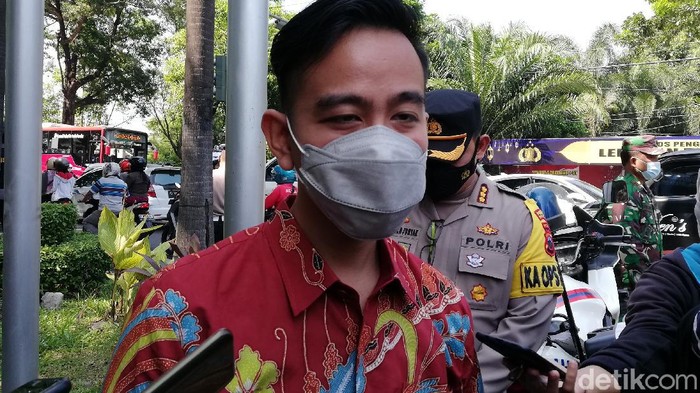 Pemkot Solo mengizinkan pembukaan tempat wisata selama larangan mudik 6-17 Mei. Akan tetapi, operasional tetap diatur sesuai dengan protokol kesehatan (Prokes) termasuk pembatasan jam kunjungan wisatawan.