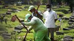 Potret Semangat Penggali Kuburan COVID-19 Meski Berpuasa