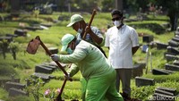 Terlihat, para petugas pemakaman sibuk menggali tanah untuk membuat lubang di TPU Karet, Jakarta Pusat, Selasa (11/05/2021).