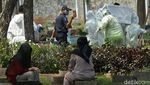 Potret Semangat Penggali Kuburan COVID-19 Meski Berpuasa