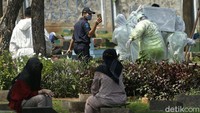 Mereka juga yang menggotong peti jenazah saat turun dari ambulans.