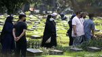 Potret Semangat Penggali Kuburan COVID-19 Meski Berpuasa