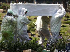 Potret Semangat Penggali Kuburan COVID-19 Meski Berpuasa