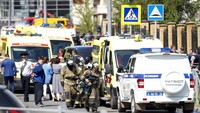 Melansir Channel News Asia, beberapa kantor berita Rusia melaporkan, dua remaja pria bersenjata terlibat dalam aksi penembakan ini. AP Photo/Roman Kruchinin.