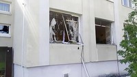 Penampakan salah satu bagian jendela di area sekolah yang rusak pascaterjadinya penembakan brutal di kawasan sekolah tersebut. AP Photo.  