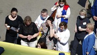 Diketahui Presiden Rusia, Vladimir Putin memerintahkan peninjauan undang-undang pengendalian senjata setelah insiden penembakan brutal di sekolah itu terjadi. AP Photo/Roman Kruchinin