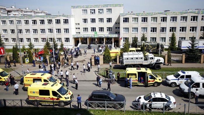 Tewaskan Belasan Orang, Penembakan Brutal Terjadi di Sekolah Rusia Insiden penembakan terjadi di sebuah sekolah di Kota Kazan, Rusia. Diketahui 11 orang tewas akibat penembakan brutal tersebut.