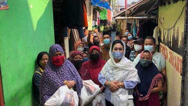 Titiek Soeharto membagikan sembako jelang lebaran