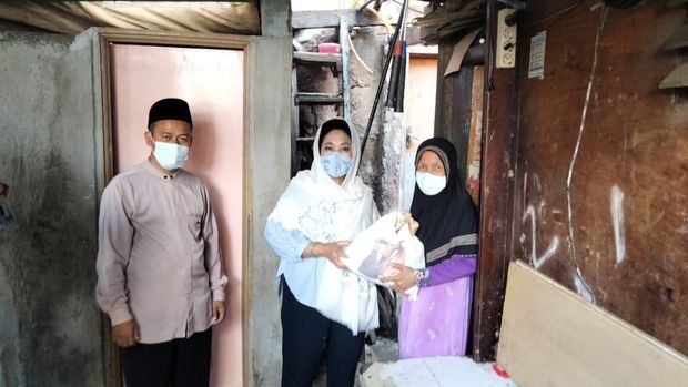 Titiek Soeharto membagikan sembako jelang lebaran