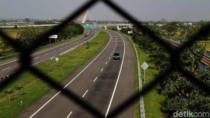 Sejumlah ruas jalan yang biasanya ramai di kala mudik kini tampak lengang usai mudik dilarang. Penampakan itu dapat dilihat salah satunya di Tol Solo-Kertosono.