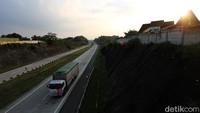 Penyekatan pemudik itu pun dilakukan di dalam maupun di luar pintu tol.