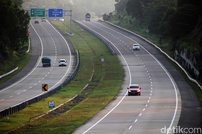 Sejumlah ruas jalan yang biasanya ramai di kala mudik kini tampak lengang usai mudik dilarang. Penampakan itu dapat dilihat salah satunya di Tol Solo-Kertosono.