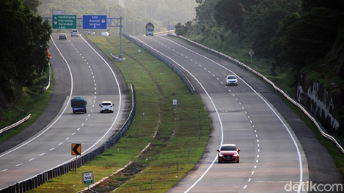 Sejumlah ruas jalan yang biasanya ramai di kala mudik kini tampak lengang usai mudik dilarang. Penampakan itu dapat dilihat salah satunya di Tol Solo-Kertosono.