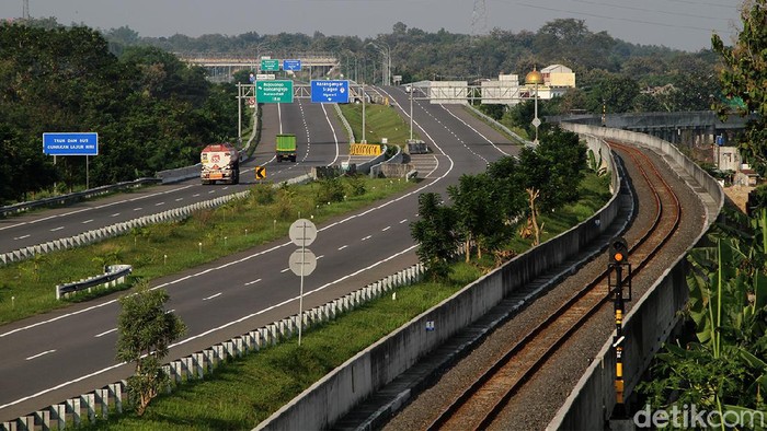 Tol Solo-Kertosono Lengang Imbas Mudik Dilarang Sejumlah ruas jalan yang biasanya ramai di kala mudik kini tampak lengang usai mudik dilarang. Penampakan itu dapat dilihat salah satunya di Tol Solo-Kertosono.