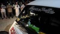Sejumlah anggota keluarga dan kerabat melakukan salat jenazah almarhum Ustaz Tengku Zulkarnain di halaman samping RS Tabrani Pekanbaru, Riau, Senin (10/5/2021) malam. Direktur Corporate Communication RS Tabrani, Ian Machyar mengatakan almarhum dimakamkan di pemakaman COVID-19 di Palas, Pekanbaru. ANTARA FOTO/Rony Muharrman.