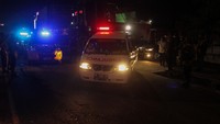 Ambulans membawa jenazah Ustadz Tengku Zulkarnain yang meninggal dunia akibat COVID-19 untuk dimakamkan.