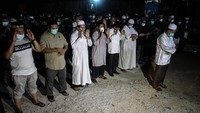 Sejumlah anggota keluarga dan kerabat melakukan salat jenazah almarhum Ustaz Tengku Zulkarnain di halaman samping RS Tabrani Pekanbaru, Riau, Senin (10/5/2021) malam.