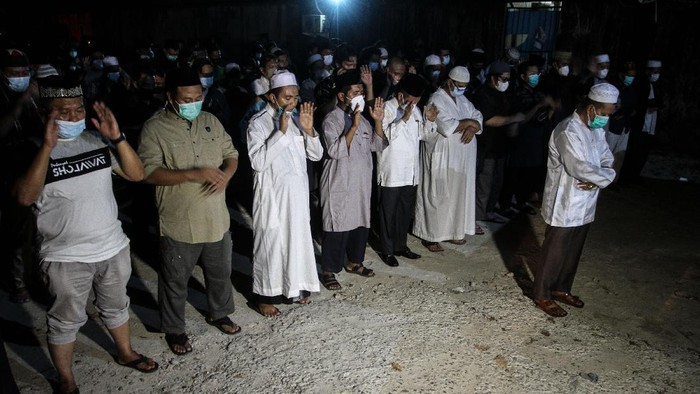 USTADZ TENGKU ZULKARNAIN MENINGGAL DUNIA Sejumlah anggota keluarga dan kerabat berdoa bersama usai menshalatkan jenazah Ustadz Tengku Zulkarnain yang meninggal dunia akibat COVID-19 di halaman samping RS Tabrani Pekanbaru, Riau, Senin (10/5/2021) malam. Ustadz Tengku Zulkarnain meninggal dunia pada Senin (10/5/2021) akibat COVID-19 dan akan dimakamkan di pemakaman khusus COVID-19 di Palas, Rumbai. ANTARA FOTO/Rony Muharrman/aww.