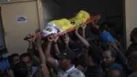 Seperti dilansir AFP, Selasa (11/5/2021), akibat gempuran Israel, seorang komandan senior Hamas juga tewas, sementara 65 orang lainnya luka-luka. Aksi balasan yang dilakukan Israel dikonfirmasi oleh PM Benjamin Netanyahu. AP Photo/Khalil Hamra.  