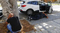 Ketegangan antara Israel dan Palestina kian memanas. Serangan roket terjadi setelah bentrokan pecah antara warga Palestina dan polisi Israel di kompleks Masjid Al-Aqsa di Yerusalem beberapa waktu terakhir. Sejumlah orang berlindung saat sirene membunyikan peringatan roket masuk dari jalur Gaza di Kota Ashkelon di Israel Selatan, Selasa (11/5/2021). AP Photo/Ariel Schalit.